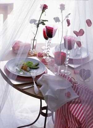 kak-krasivo-servirovat-stol-dlja-sozdanija_3 Как красиво сервировать стол для создания романтической атмосферы во время ужина